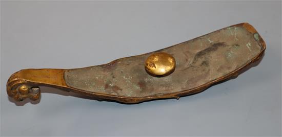 A Chinese gilt bronze and hardstone mounted belt hook, Han Dynasty style